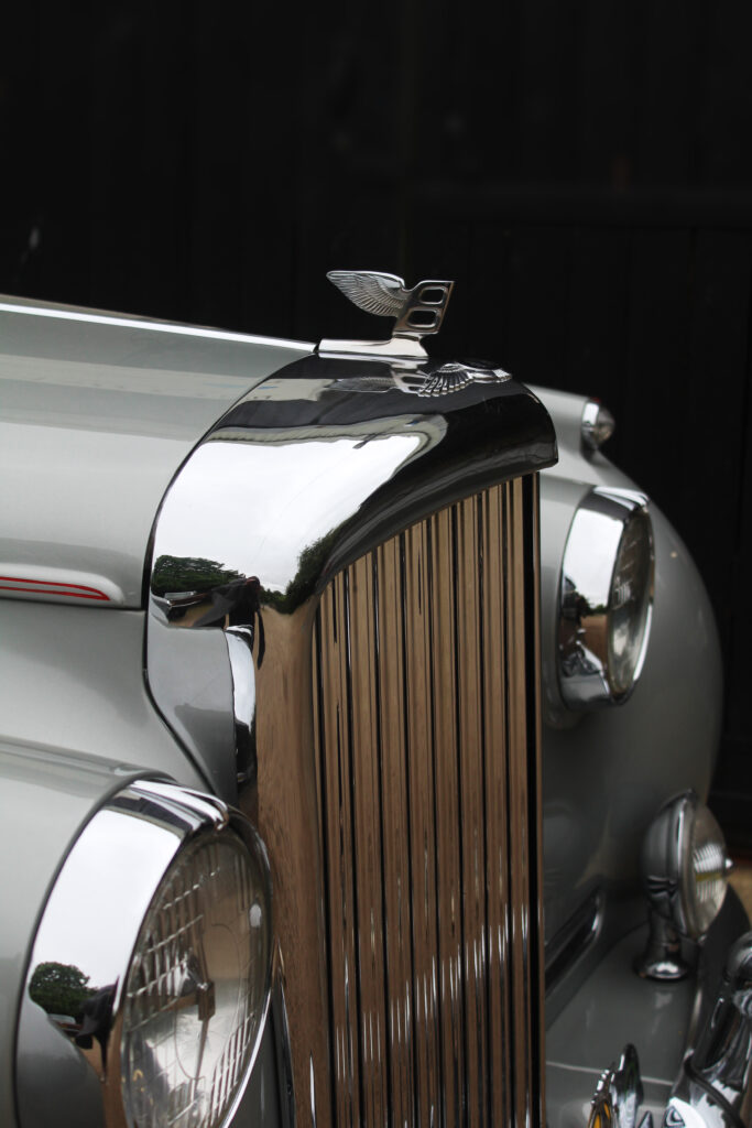 Bentley S1 grill, lights and bonnet ornament details